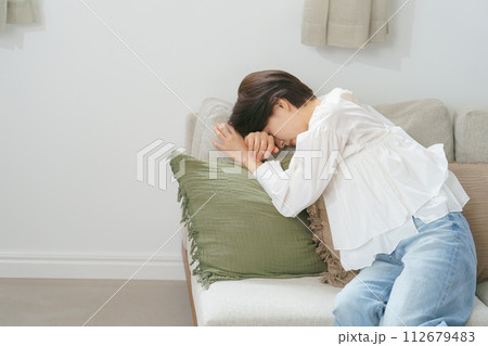 体調不良でぐったりとしている女性 112679483