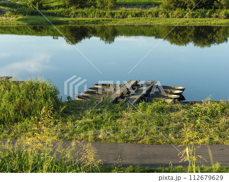 大和川に並べられた陸上自衛隊施設科部隊のボートと桟橋 112679629