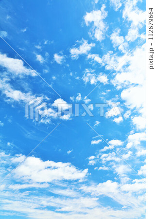 秋の青空と雲 112679664