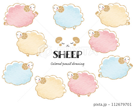 色鉛筆タッチのシンプルでかわいい目を閉じたモコモコの羊セット（横向き） 112679701