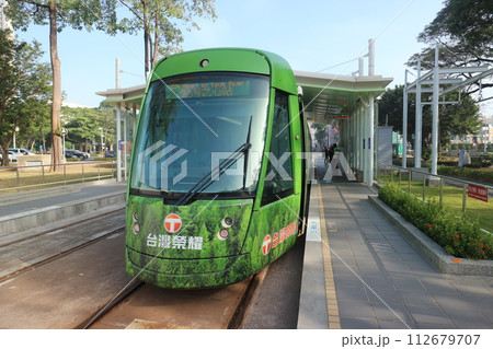高雄ライトレール 電停と緑の電車 高雄ライトレール 電停と緑の電車 112679707