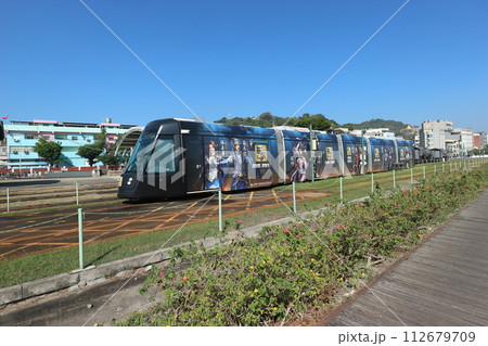 高雄ライトレール 高雄港付近を走る 高雄ライトレール 高雄港付近を走る 112679709