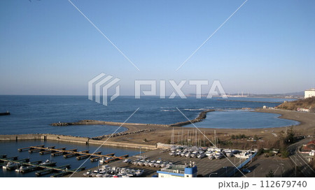 春の快晴の青空と青い日本海とマリーナ 112679740