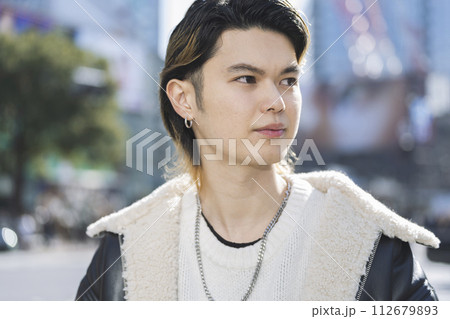 20代の男性　ポートレート 112679893