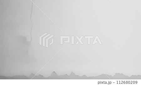 ひび割れたコンクリートの壁 112680209