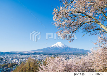 「山梨県」新倉山浅間公園から眺める春の富士山 112680286