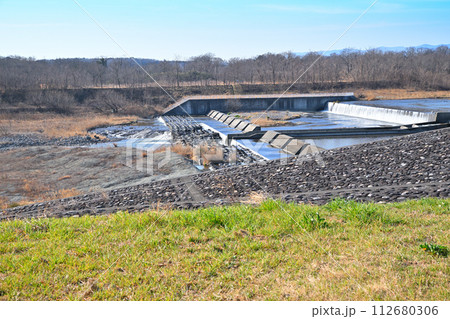 明戸白糸の滝　明戸床止め　荒川の冬景色　熊谷市　 112680306