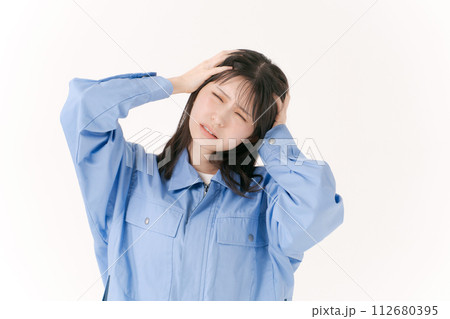 頭を抱える作業員の女性 頭を抱える作業員の女性 112680395