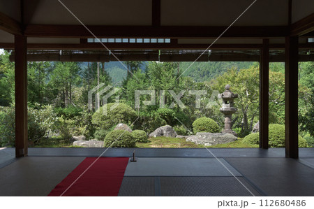 実光院　書院から庭園を望む　京都市左京区大原 112680486