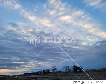 朝日に照らされる雲 朝日に照らされる雲 112680583