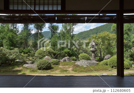 実光院　書院から庭園を望む　京都市左京区大原 112680605