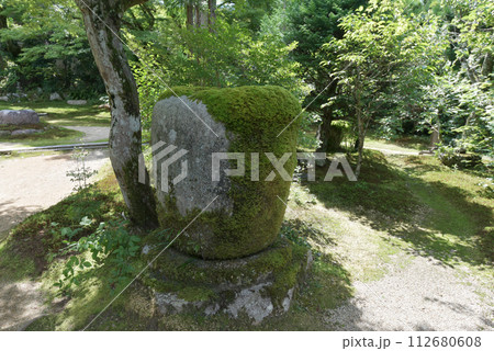 実光院　庭園の石甕　京都市左京区大原 112680608