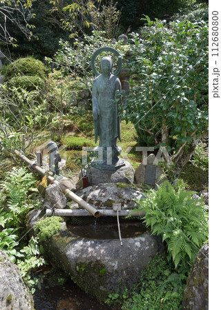 実光院 手水鉢と観音像 京都市左京区大原 実光院 手水鉢と観音像 京都市左京区大原 112680800