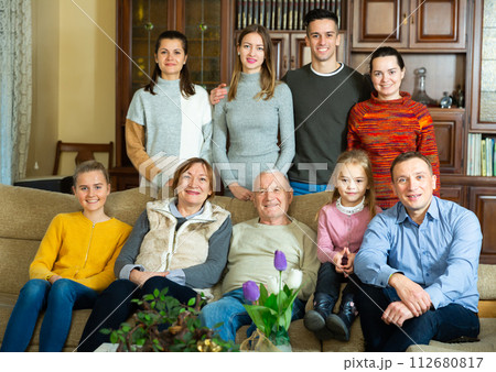 Portrait of large family on sofa 112680817