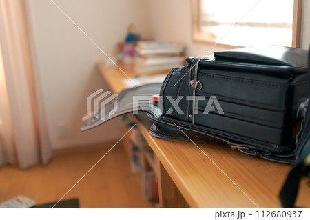 リビングに置かれた黒いランドセル 112680937
