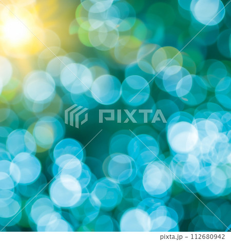 光と玉ボケの抽象的な背景素材 112680942
