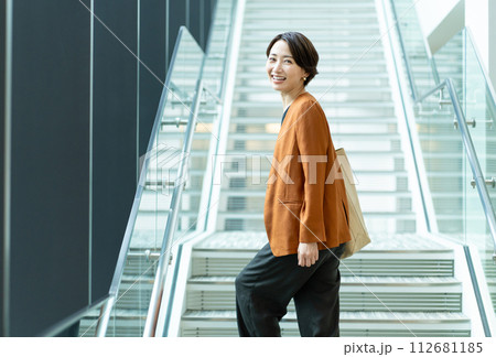 オフィスの階段を上るビジネスウーマン 112681185