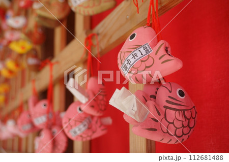 華やかさで人気の別小江神社　鯛のおみくじ1 112681488