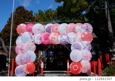 華やかさで人気の別小江神社　和傘で飾られた拝殿2 112681507