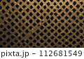 黒と金の格子状のテクスチャ 112681549