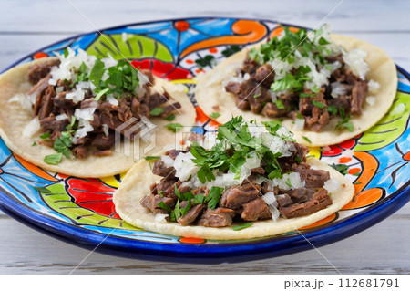 バルバコアの牛肉のタコス　Tacos de Barbacoa de res 112681791