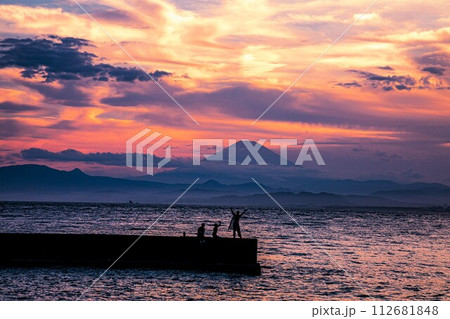 海に浮かぶ小さな島、人々がつどい、いやされ、リフレッシュが出来る明日への活力を生む島 海に浮かぶ小さな島、人々がつどい、いやされ、リフレッシュが出来る明日への活力を生む島 112681848