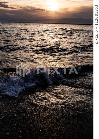 海に浮かぶ小さな島、人々がつどい、いやされ、リフレッシュが出来る明日への活力を生む島 海に浮かぶ小さな島、人々がつどい、いやされ、リフレッシュが出来る明日への活力を生む島 112681853