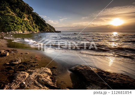 海に浮かぶ小さな島、人々がつどい、いやされ、リフレッシュが出来る明日への活力を生む島 112681854