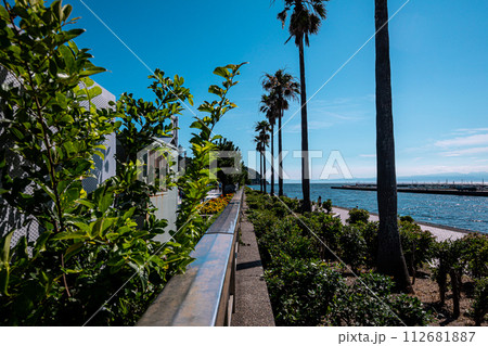 海に浮かぶ小さな島、人々がつどい、いやされ、リフレッシュが出来る明日への活力を生む島 112681887