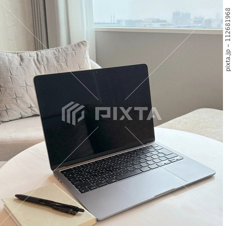 リモートワーク　テレワーク　テーブルの上のノートパソコン　イメージ＿1 112681968