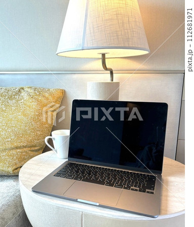 リモートワーク　テレワーク　テーブルの上のノートパソコン　イメージ＿2 112681971