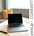 リモートワーク　テレワーク　テーブルの上のノートパソコン　イメージ＿5 112681977