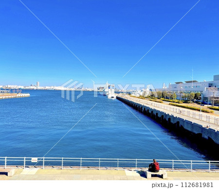 青い空と青い海　港から海を眺める旅人【神奈川県横浜市　みなとみらい】 112681981
