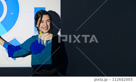 プロジェクターを使ってプレゼンテーションする外国人女性 112682003