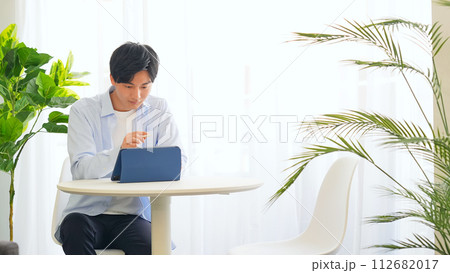 オフィスでタブレットを使って作業する男性 112682017