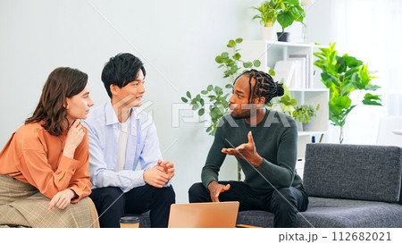 ロビーで会話する多国籍の人々 ロビーで会話する多国籍の人々 112682021