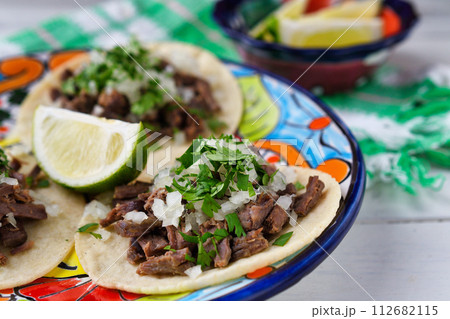 バルバコアの牛肉のタコス Tacos de barbacoa de res バルバコアの牛肉のタコス Tacos de barbacoa de res 112682115