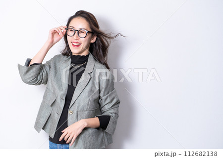 カジュアルなジャケットを着たメガネの30代女性 カジュアルなジャケットを着たメガネの30代女性 112682138
