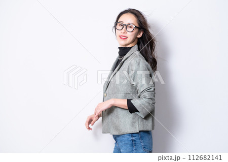カジュアルなジャケットを着たメガネの30代女性 112682141