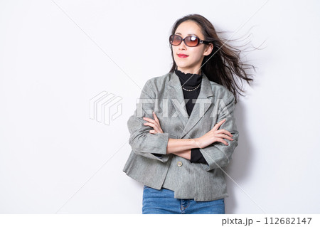 カジュアルなジャケットを着たサングラスの30代女性 112682147