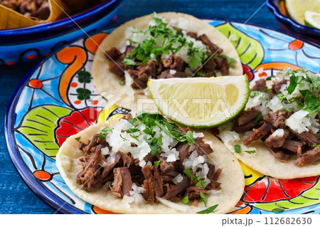バルバコアの牛肉のタコス Tacos de barbacoa de res バルバコアの牛肉のタコス Tacos de barbacoa de res 112682630