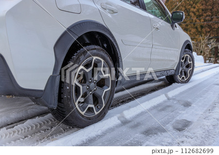 雪道で安全に走行できる四輪駆動車とオールシーズンタイヤ 112682699