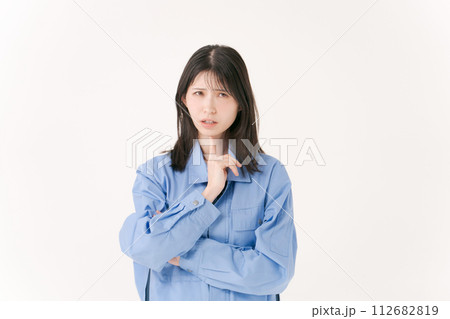 悩む表情の作業服の女性 悩む表情の作業服の女性 112682819