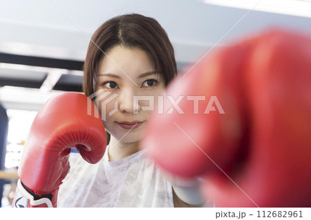 ボクシングをする若い女性 112682961