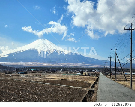 高原に続く一本道 112682978