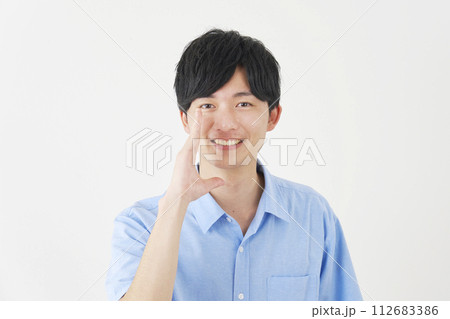 話しかける男性 白背景 話しかける男性 白背景 112683386
