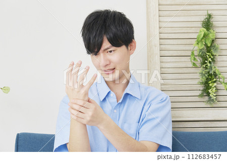 手が痺れる若い男性 112683457