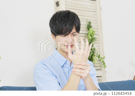 手が痺れる若い男性 112683458