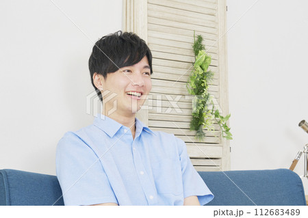 リビングルームにいる若い男性のポートレート リビングルームにいる若い男性のポートレート 112683489