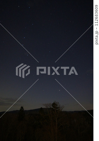 北海道の早春の夜空に北斗七星とアルクトゥルス-1 112683609